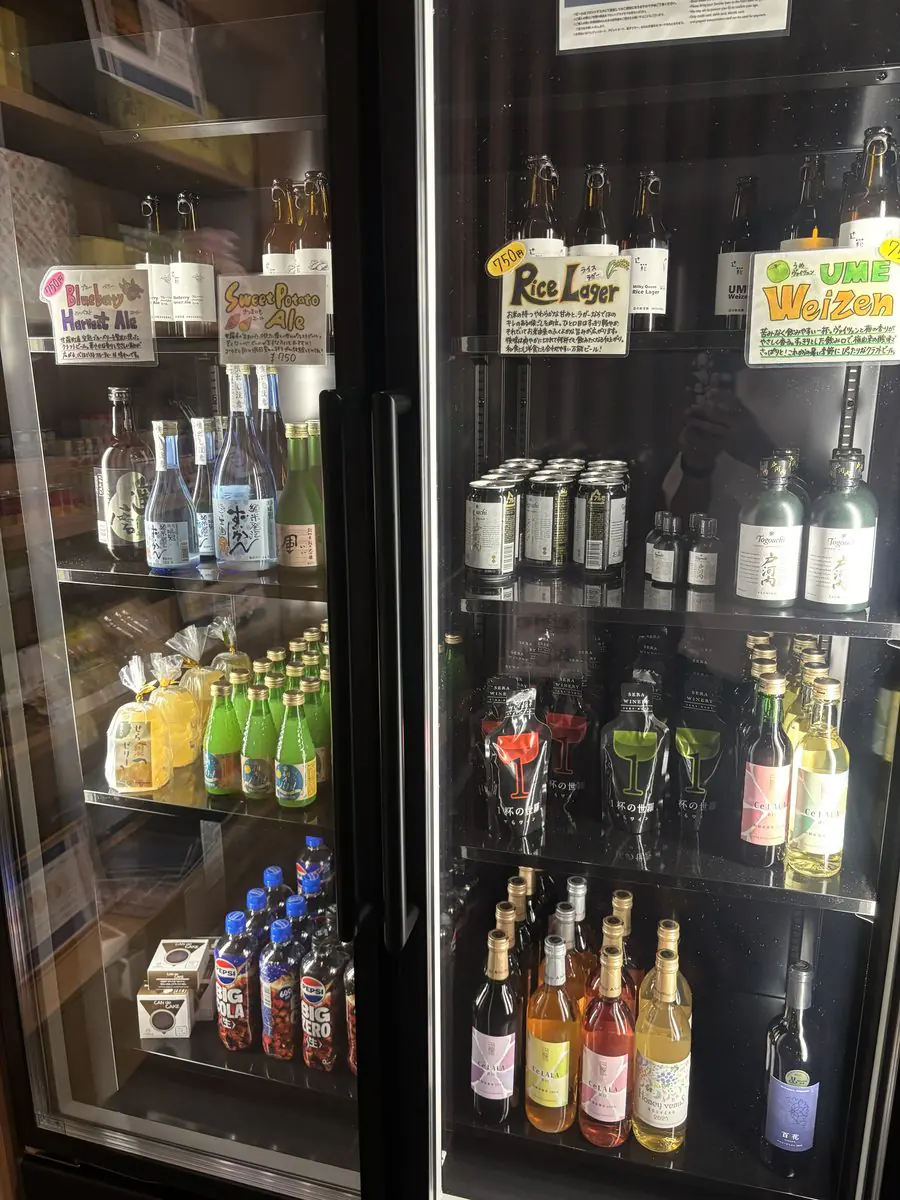 売店の冷蔵ショーケース。クラフトビール、世羅ワイナリーのワイン、日本酒、ソフトドリンクが並んでいる