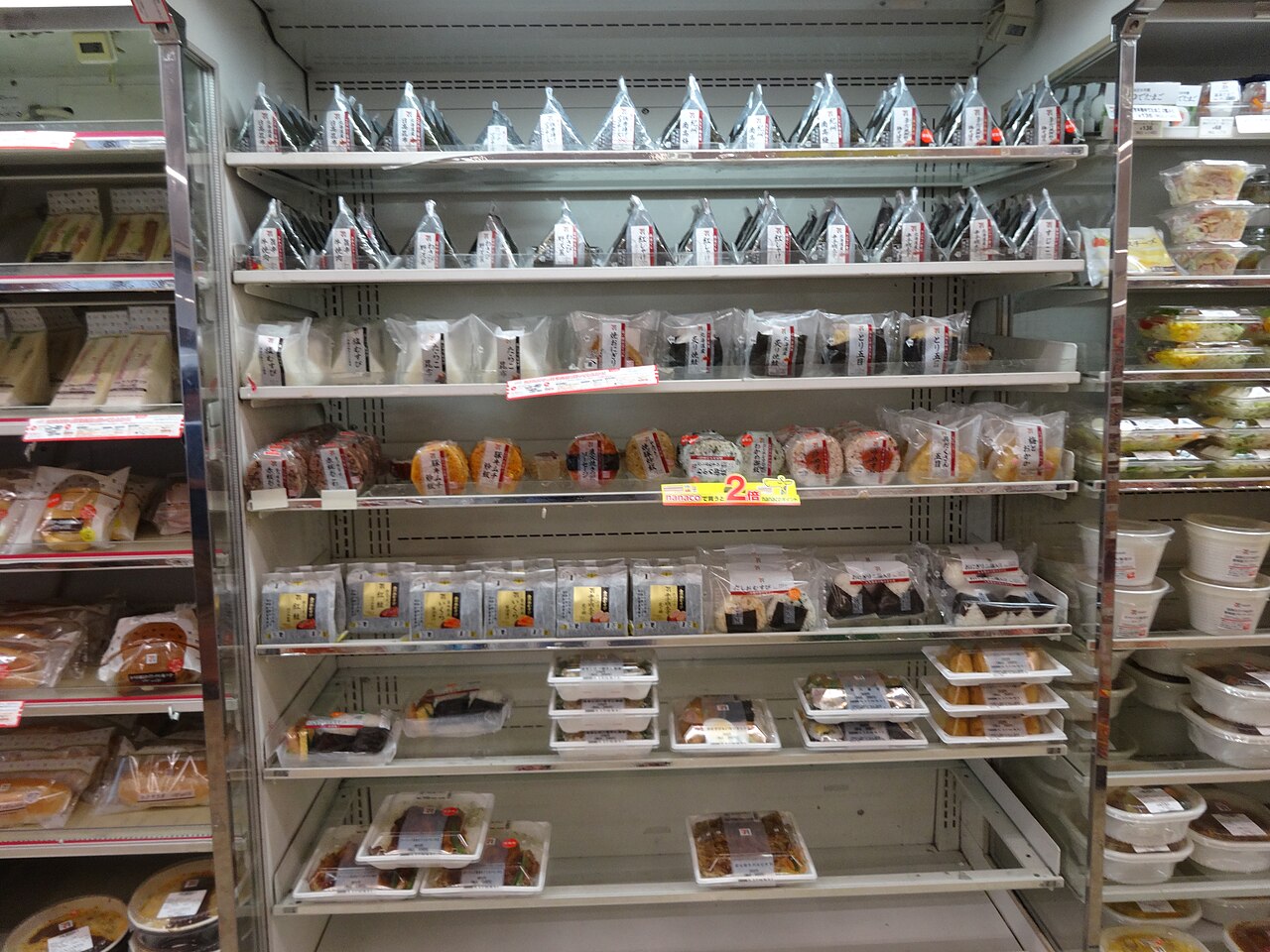 日本のコンビニの店内。おにぎりやサンドイッチなどがすぐ手に取れるように陳列されている