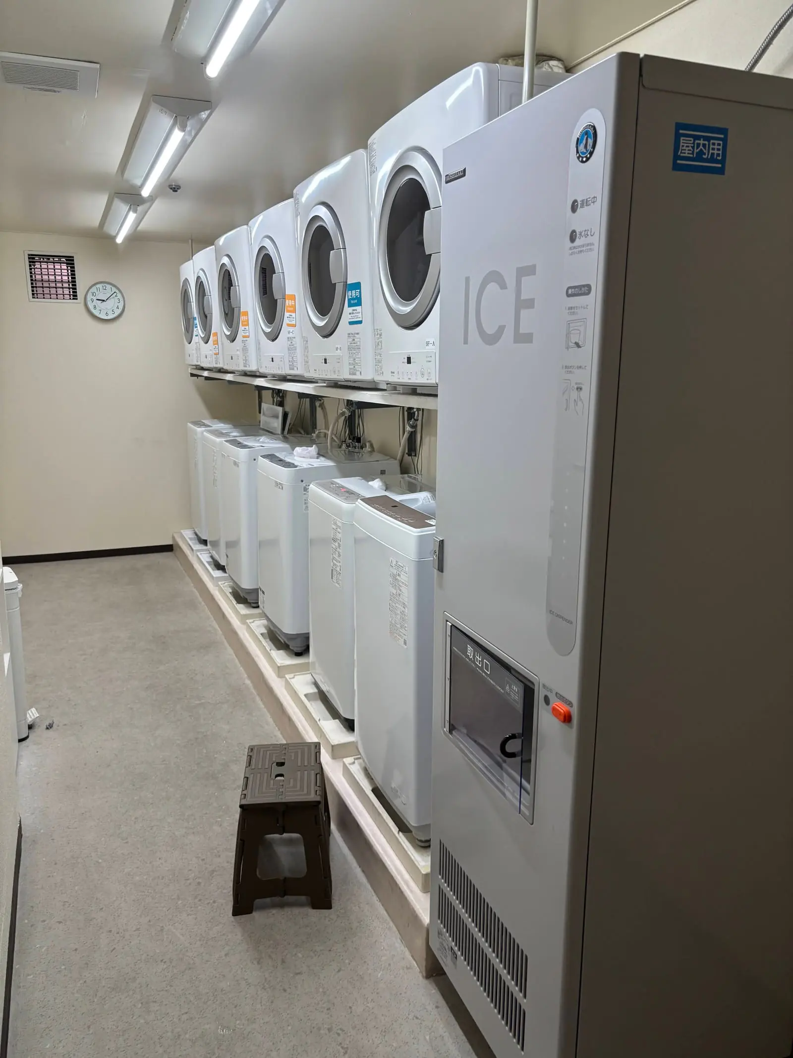 ルネッサンスリゾートオキナワの洗濯コーナー。洗濯機と乾燥機が並び、製氷機も設置されている
