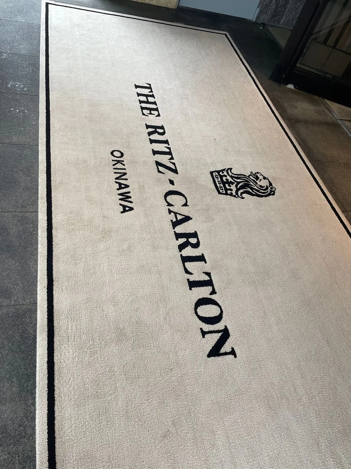 ザ・リッツ・カールトン沖縄のエントランスにある石壁。THE RITZ-CARLTON OKINAWAのロゴが刻まれている