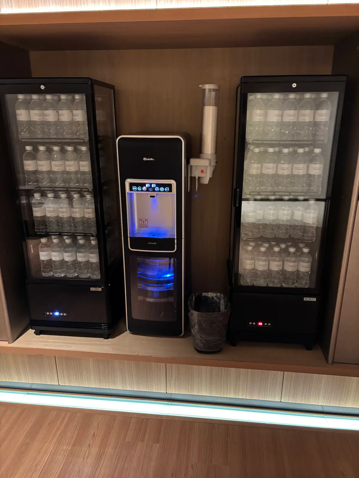 SPA華頂の休憩スペースの給水コーナー。中央に給水機、左右のガラス扉の冷蔵庫にペットボトルの水が並んでいる